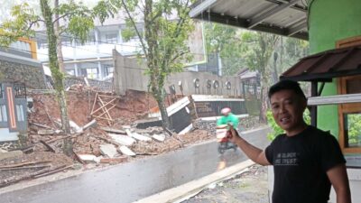 P2BK Cisolok Andri Firmansah saat menunjukkan kondisi talud SMAN 1 Cisolok Sukabumi yang ambruk. | Foto: Muri