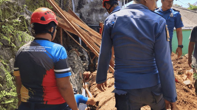 Dua Jam Operasi Penyelamatan, Buruh Tertimbun Longsoran TPT di Palabuhanratu Berhasil Dievakuasi