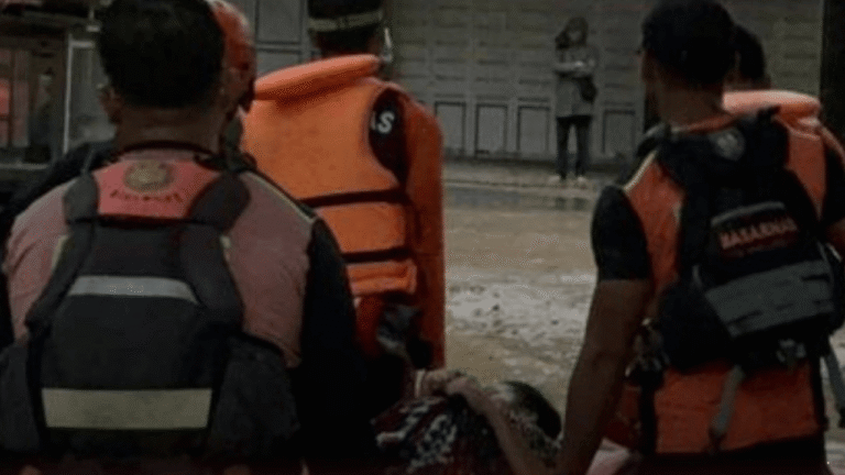 Terjebak Banjir di Puskesmas Palabuhanratu Sukabumi, 10 Orang Warga Berhasil Dievakuasi