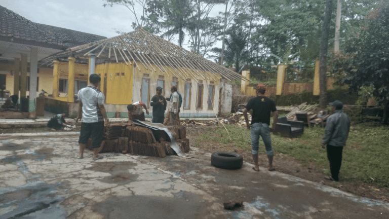 Swadaya dan Gotong Royong, Mushola Kecamatan Curugkembar Direnovasi Bersama