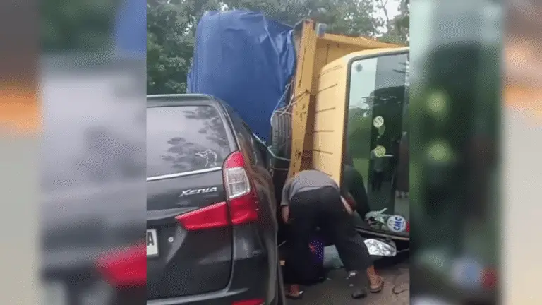 Kecelakaan di Tikungan Jampangtengah, Truk Bermuatan Kardus Terguling Timpa Minibus