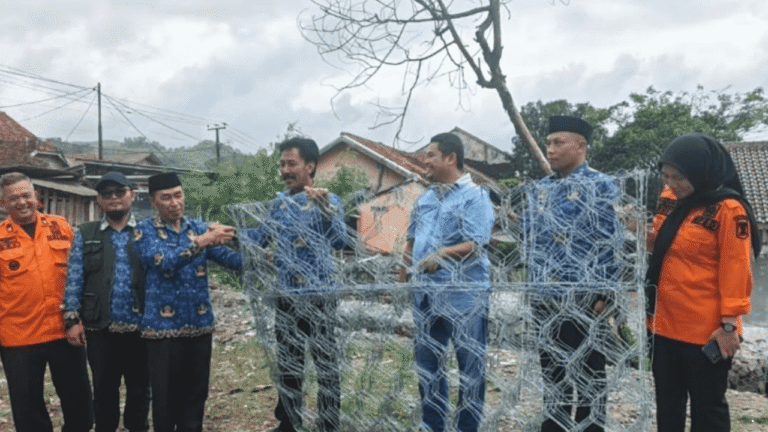 Bantuan Bronjong Disalurkan, Sekda Sukabumi Bersama DPRD Tinjau Lokasi Terdampak Longsor di Desa Citarik
