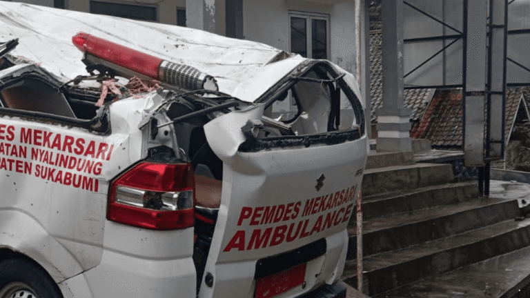 Ambulans Desa Mekarsari Tertimpa Pohon Tumbang di Nyalindung Sukabumi, Tidak Ada Korban Jiwa