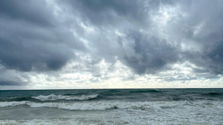 Prakiraan Cuaca Jabar 2 Januari 2026, Dominan Berawan dengan Potensi Hujan Lebat