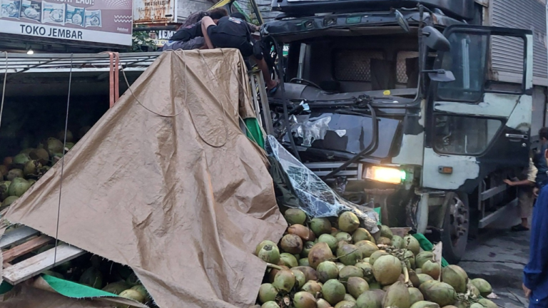 Kecelakaan di Palabuhanratu Sukabumi: Truk Kelapa Adu Banteng dengan Tronton, Sopir Terluka Parah