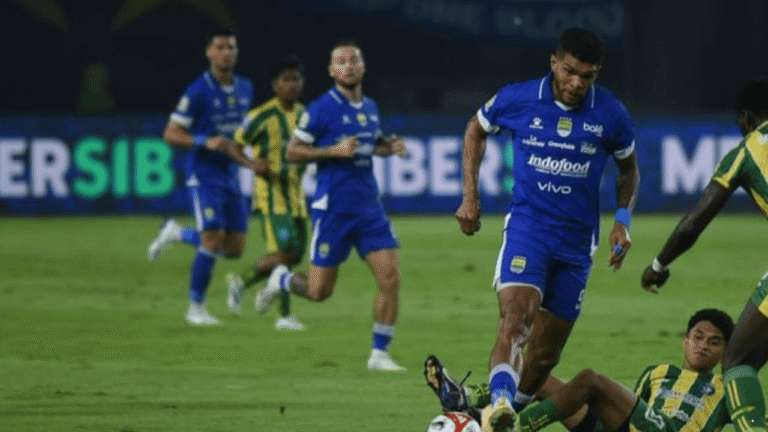 Gol Telat Berguinho Antar Persib Kembali Duduki Puncak Klasemen Super League 2025/26