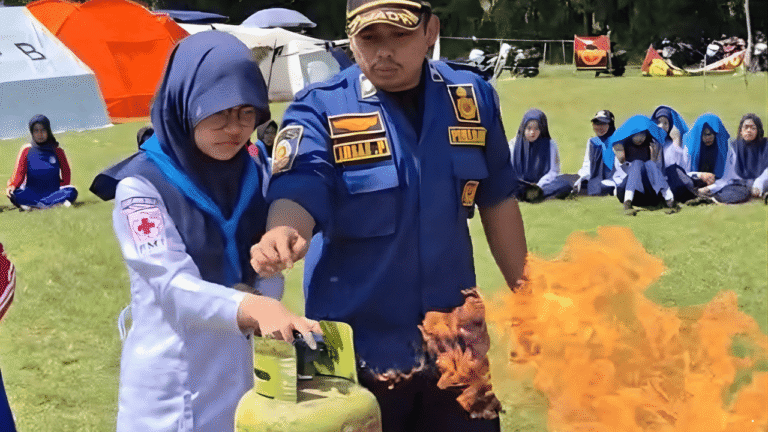 Ketika Damkar Jampangkulon Bekali Peserta Latgab PMR Teknik Jinakkan Api dan Evakuasi Darurat