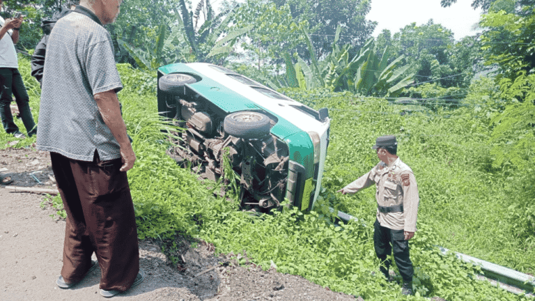 Kronologi Angkot trayek Cibadak–Warungkiara Terguling di Turunan Baeud Sukabumi