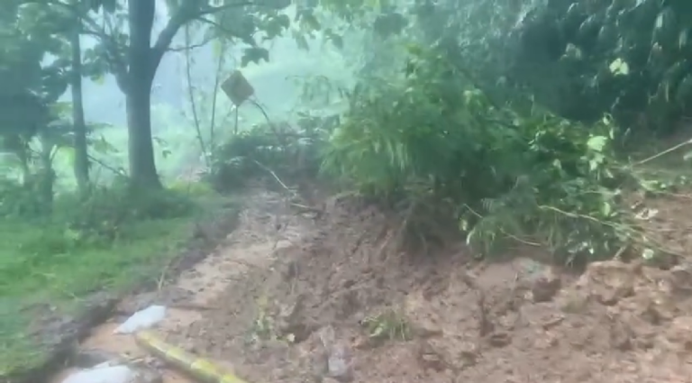 Ruas Jalan Bagbagan–Kiaradua Tertutup Longsor, Kendaraan Tak Bisa Melintas