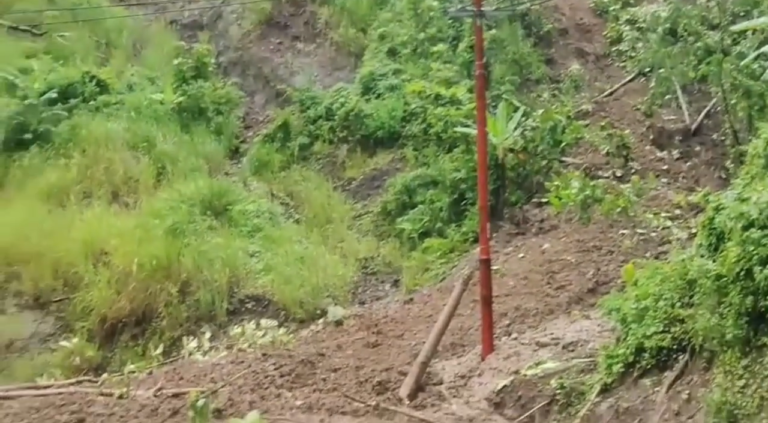 Jalur Bagbagan–Kiaradua Tertutup Longsor, Material Tanah dan Batu Masih Turun