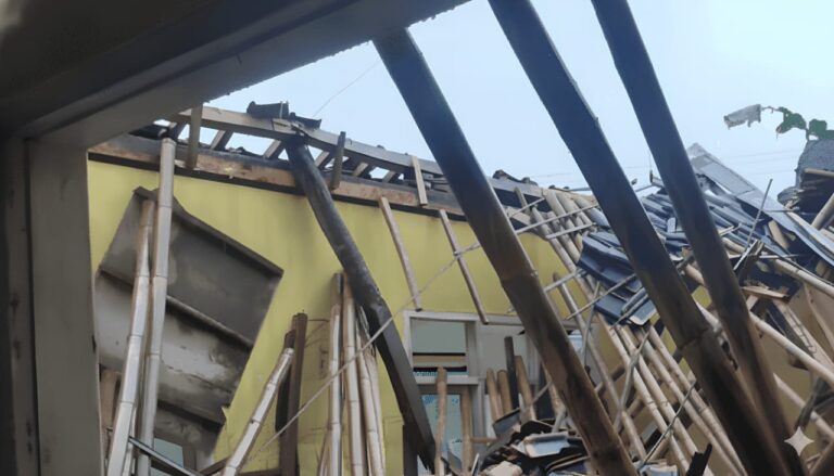 Cuaca Ekstrem Sebabkan Atap MDTA di Nyalindung Sukabumi Ambruk, Kegiatan Belajar Dipindahkan