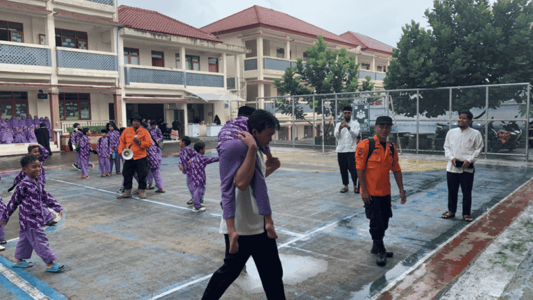 Pelatihan Kesiapsiagaan Bencana untuk Siswa SD di Sukabumi: BPBD Latih Prosedur Evakuasi Mandiri