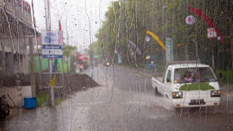 Prakiraan Cuaca Jabar 13 Februari 2026, Siang–Sore Waspada Petir dan Angin Kencang