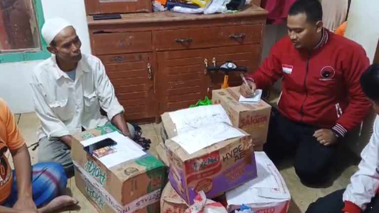 PAC PDIP Jampangkulon–Surade Salurkan Bantuan untuk Korban Kebakaran di Cimanggu