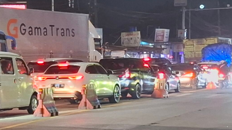 15 Ribu Kendaraan Serbu Sukabumi Saat Libur Imlek, Arus di Exit Tol Bocimi Parungkuda Tersendat