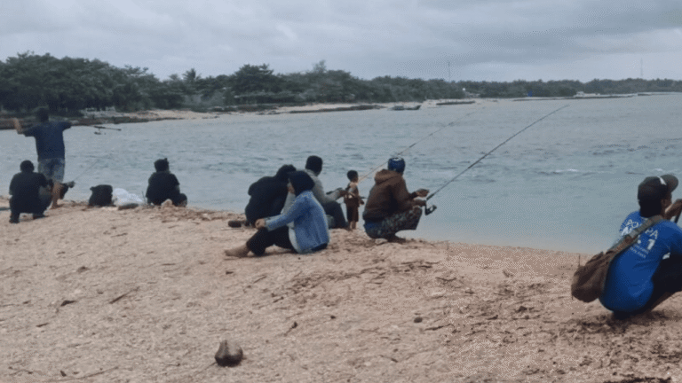 Libur Imlek 2026, Pantai Cibuaya Sukabumi Jadi Tempat Favorit Wisatawan Memancing