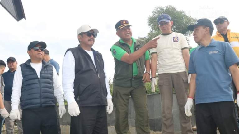 Bupati Sukabumi Pimpin Aksi Bersih-Bersih Pesisir Palabuhanratu, Ajak Warga Jaga Laut dari Sampah