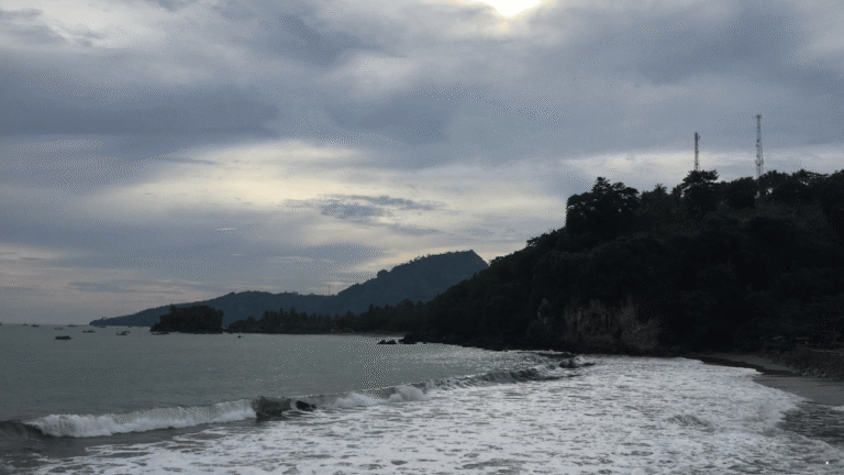 Tawarkan Panorama Indah untuk Ngabuburit, Dermaga ‘Mangkrak’ di Cisolok Jadi Favorit Warga