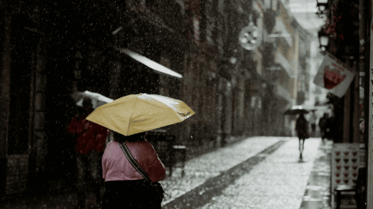 Prakiraan Cuaca Jabar 22 Februari 2026, Waspada Hujan Disertai Petir