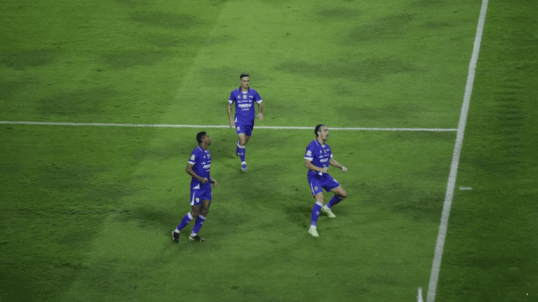 Persib Hajar Madura United 5-0, Kokoh di Puncak Klasemen Super League 2025/2026