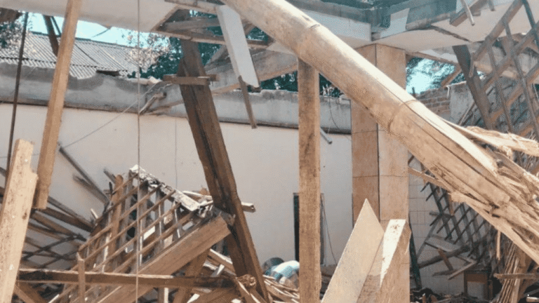 Atap Masjid Sekolah di Jampangkulon Roboh, Kegiatan Keagamaan Siswa Terhenti Sementara