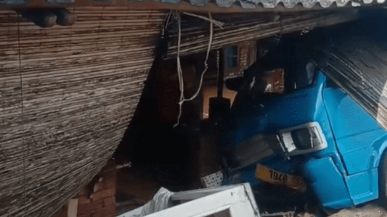 Angkot Tabrak Rumah di Cikembar Sukabumi, Pengemudi Diduga Ngantuk