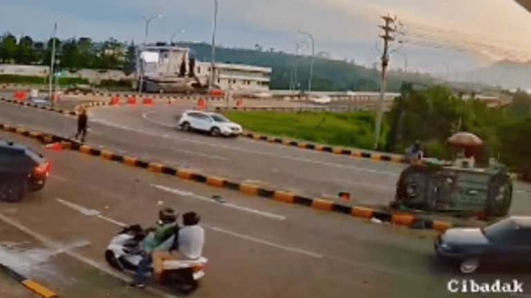Minibus Terguling di Exit Tol Parungkuda, Momen Kecelakaan Terekam CCTV
