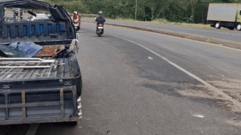 Kronologi L300 Terguling di Lingsel Sukabumi, Diduga Hilang Kendali di Tikungan