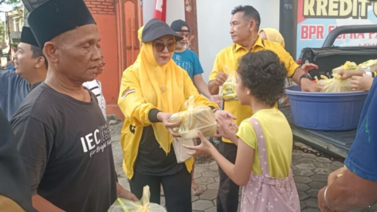 Rika Yulistina Berbagi Ratusan Takjil dan Sembako untuk Warga Simpenan hingga Palabuhanratu