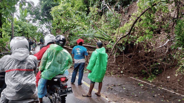 Longsor Tutup Sebagian Ruas Jalan Nasional Bagbagan–Kiara Dua, Arus Lalu Lintas Sempat Tersendat