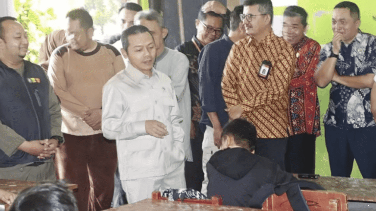 Kunjungan Kerja ke Sukabumi, Wamendikdasmen Tinjau Program Pendidikan di Cibadak dan SRMP 7