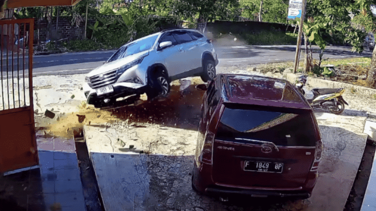 Mobil Toyota Rush Tabrak Toko Ikan di Cibitung, Diduga Sopir Mengantuk