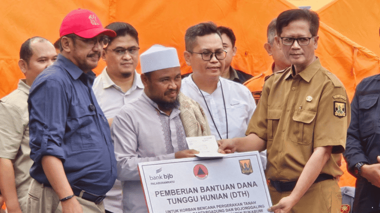 Disperkim Kabupaten Sukabumi Berikan Bantuan kepada Korban Bencana Pergerakan Tanah di Bantargadung