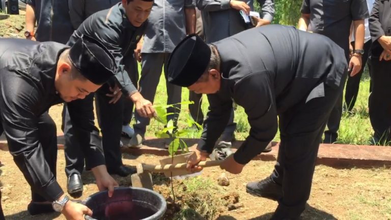 DPRD Kabupaten Sukabumi Tanam 100 Pohon Buah di Lingkungan Sekretariat, Upaya Wujudkan Kawasan Perkantoran Hijau