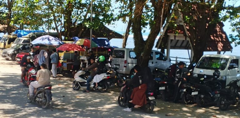 Diskon Tiket 50 Persen Picu Lonjakan Wisatawan di Pantai Minajaya Sukabumi saat Libur Lebaran