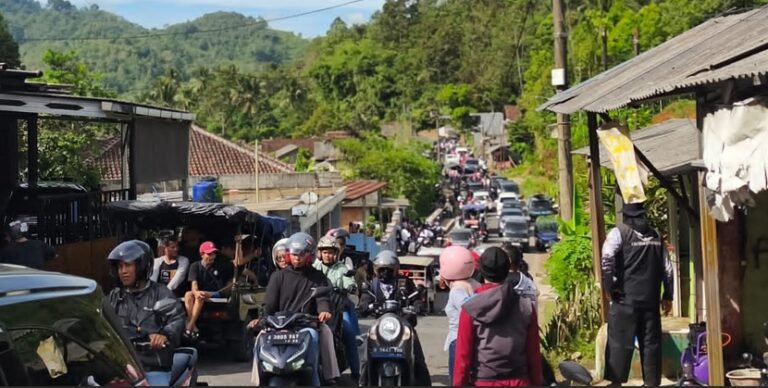 H+3 Lebaran: Jalur Alternatif Cikidang–Palabuhanratu Macet Parah, Kendaraan Terkunci Sejak Malam
