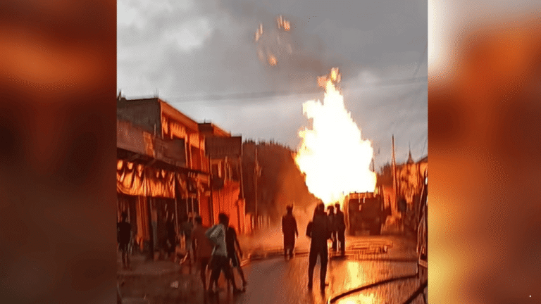 Truk Pengangkut LPG Terbakar Hebat di Palabuhanratu, Petugas Damkar Berjuang Padamkan Api