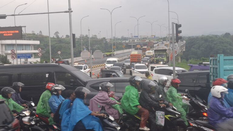 Libur Long Weekend Picu Kemacetan di Parungkuda, Arus Sempat Dialihkan ke Cigombong