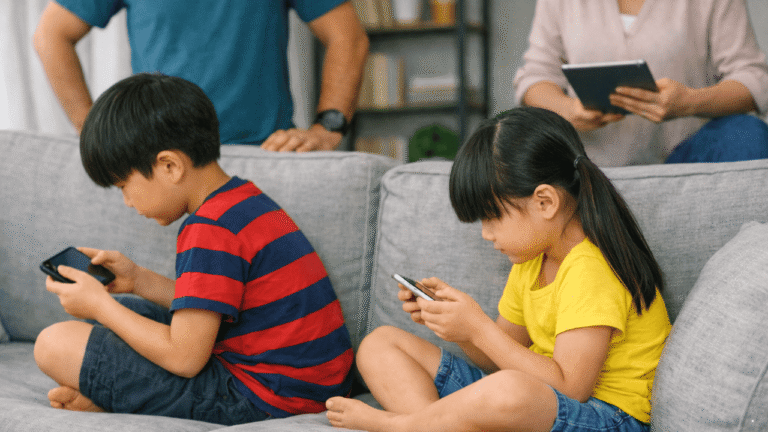 Bukan Sekadar Membatasi, Ini Peran Penting Orang Tua Saat Anak Bermain Gadget