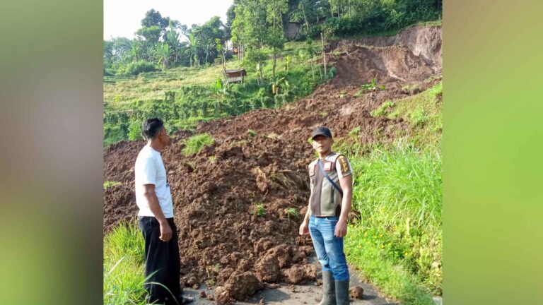 Alat Berat Dikerahkan, Jalan Desa yang Tertimbun Longsor di Cianaga Sukabumi Mulai Dibersihkan