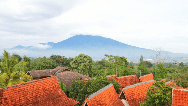 Prakiraan Cuaca Jabar 5 April 2026, Siang hingga Malam Berpotensi Hujan Ringan