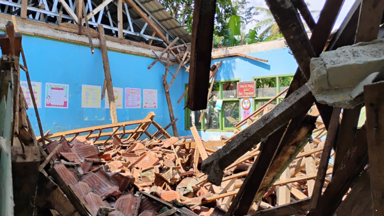 Ruang Kelas SDN 1 Batununggul Cimanggu Ambruk, Diduga Karena Bangunan Sudah Lapuk