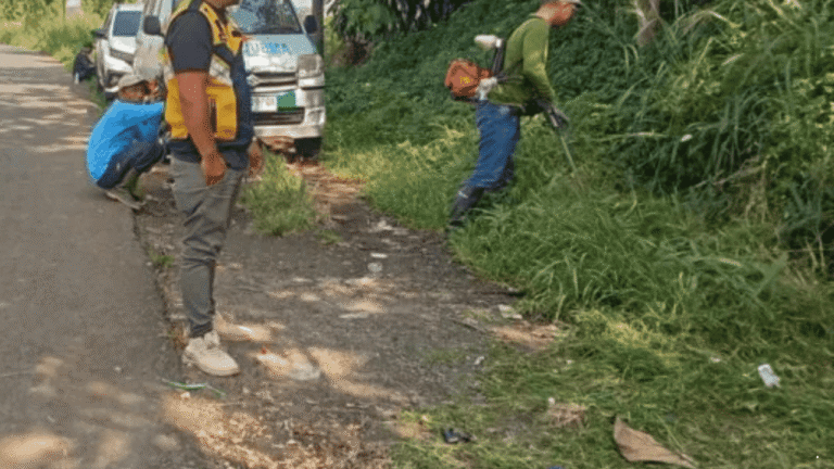 Bahu Jalan dan Saluran Air di  Pusbangdai Dibersihkan UPTD PU Cibadak