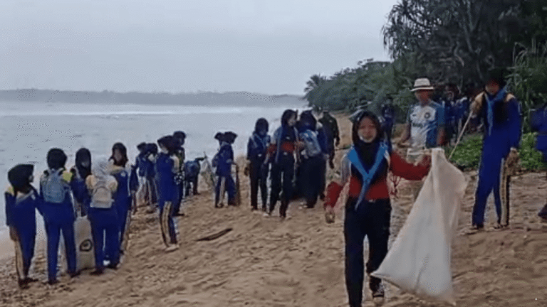 Aksi Pelajar di Sukabumi, Siswa SMPN 2 Ciracap Bersihkan Sampah di Pantai Cibuaya