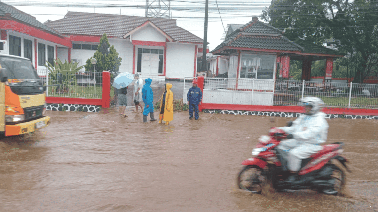 Banjir Kembali Rendam Jalur Sukabumi–Cianjur di Sukalarang, Lalu Lintas Sempat Tersendat