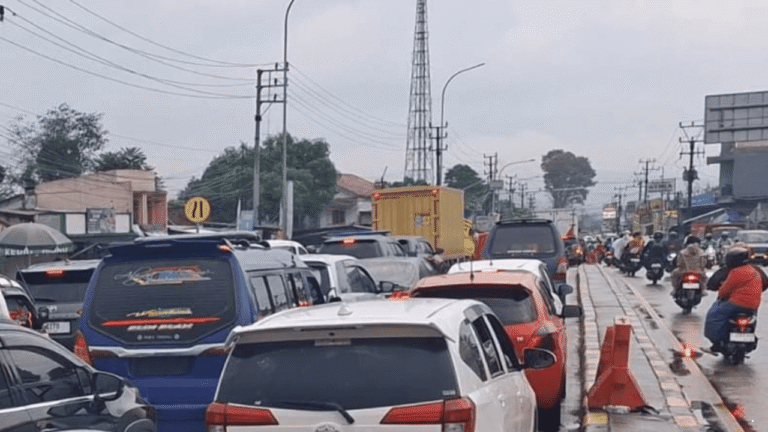 Kepadatan Lalu Lintas Meningkat di Exit Tol Parungkuda Sukabumi Akhir Pekan