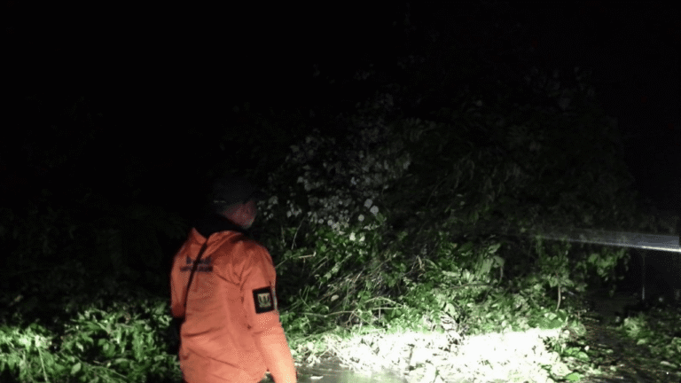 Longsor Sempat Tutup Jalan Provinsi Jampangtengah–Lengkong, Akses Lalu Lintas Kini Bisa Dilalui