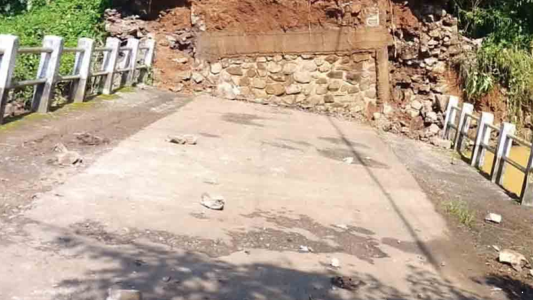 Diterjang Arus Sungai Deras, Jembatan Linggamanik Putus dan Lumpuhkan Akses Warga Jampangtengah–Purabaya