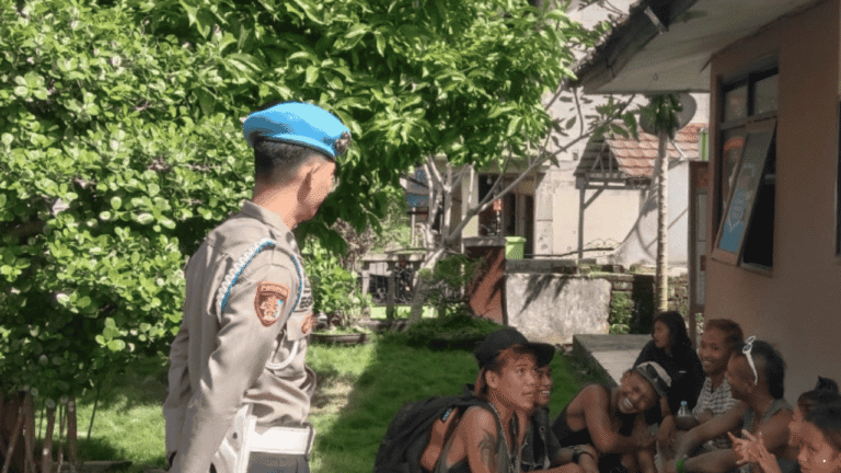 Bangun Kedekatan, Polisi Rangkul Anak Punk di Jampangkulon Sukabumi
