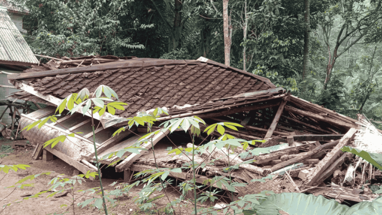 Rumah Warga di Gegerbitung Sukabumi Rata dengan Tanah, Kondisi Lapuk Jadi Pemicu